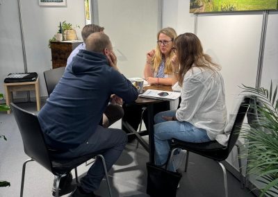 Fachgespräch am Besprechungstisch des CONFORM-Stands