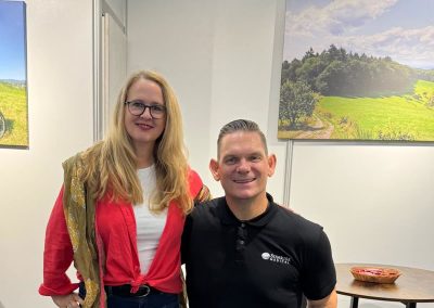 Andrea Rödel mit einem Besucher von Sunrise Medical am CONFORM-Stand